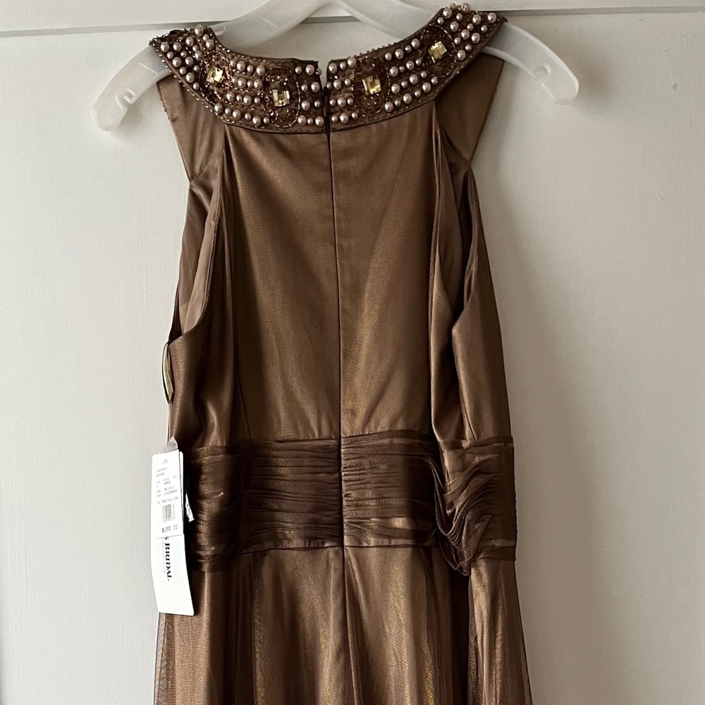 Elegant Gold Evening Gown - Picture 4 of 7